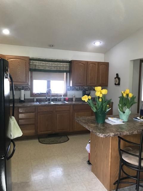 670 W River Dr, New London, MN 56273