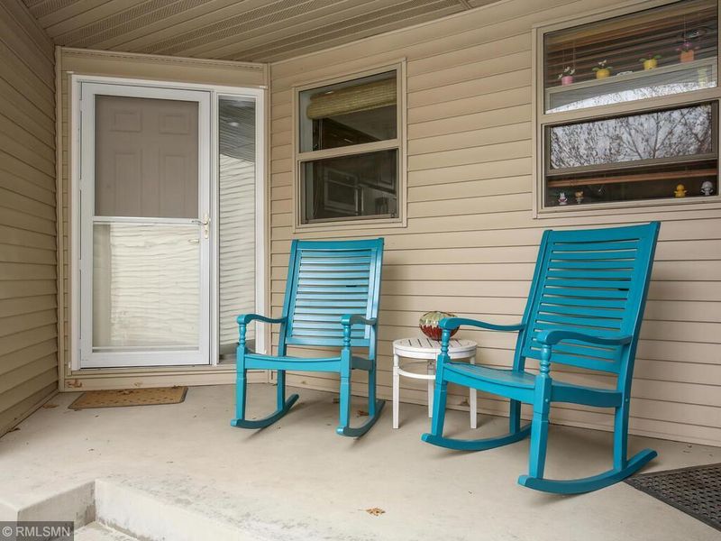 907 Oakwood Heights Cir #4, Eagan, MN 55123