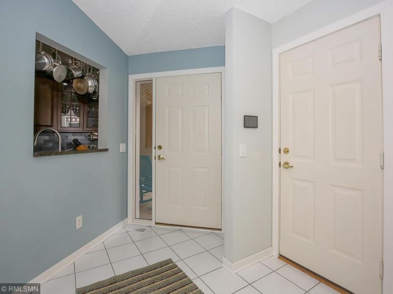 907 Oakwood Heights Cir #4, Eagan, MN 55123
