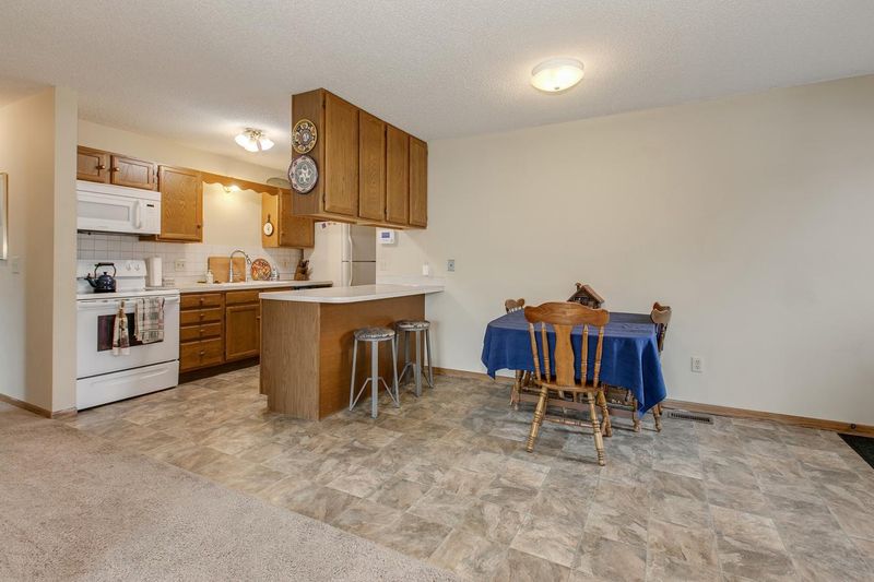 2463 Grenadier Ave N, Oakdale, MN 55128