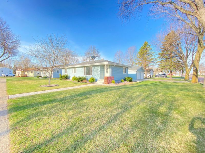 1633 Skyline Dr, Worthington, MN 56187
