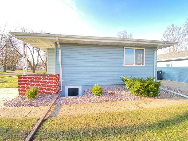 1633 Skyline Dr, Worthington, MN 56187