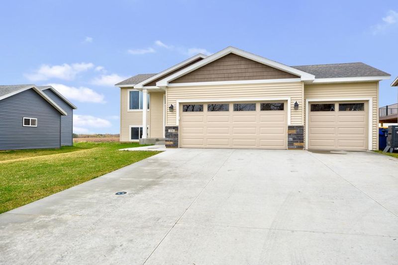 208 Whitetail Ln, Kenyon, MN 55946