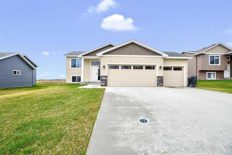 208 Whitetail Ln, Kenyon, MN 55946