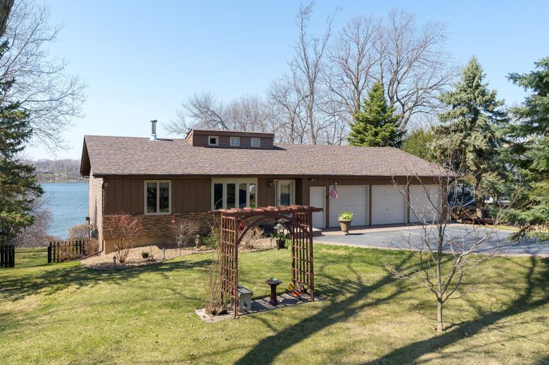 3826 Sioux Ln, Madison Lake, MN 56063