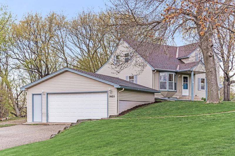 7425 Chippewa Trl, Chanhassen, MN 55317