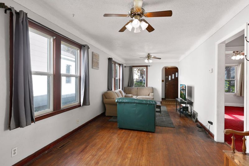986 4th St E, Saint Paul, MN 55106