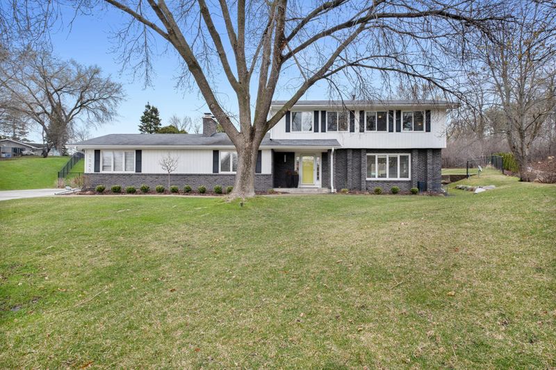2325 Rivendell Ln, Minnetonka, MN 55305