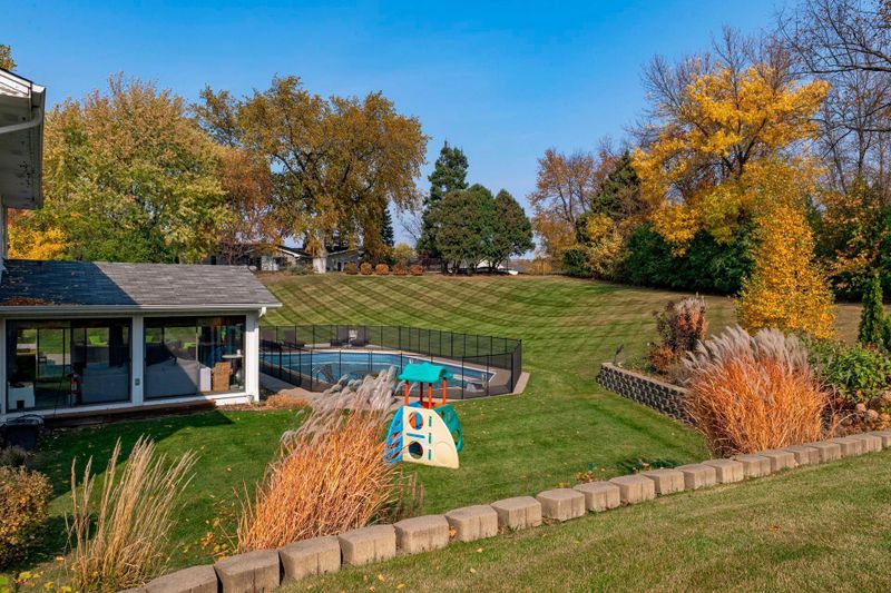 2325 Rivendell Ln, Minnetonka, MN 55305