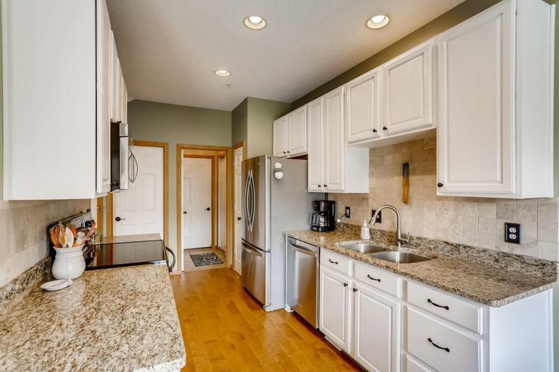 2920 Spy Glass Dr, Chaska, MN 55318