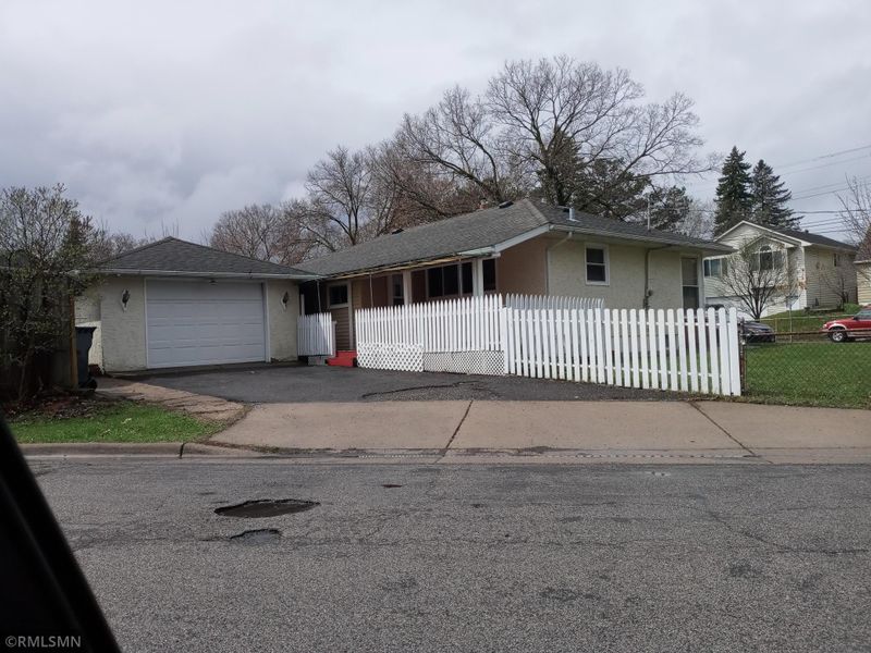 720 Parkway Dr, Saint Paul, MN 55106