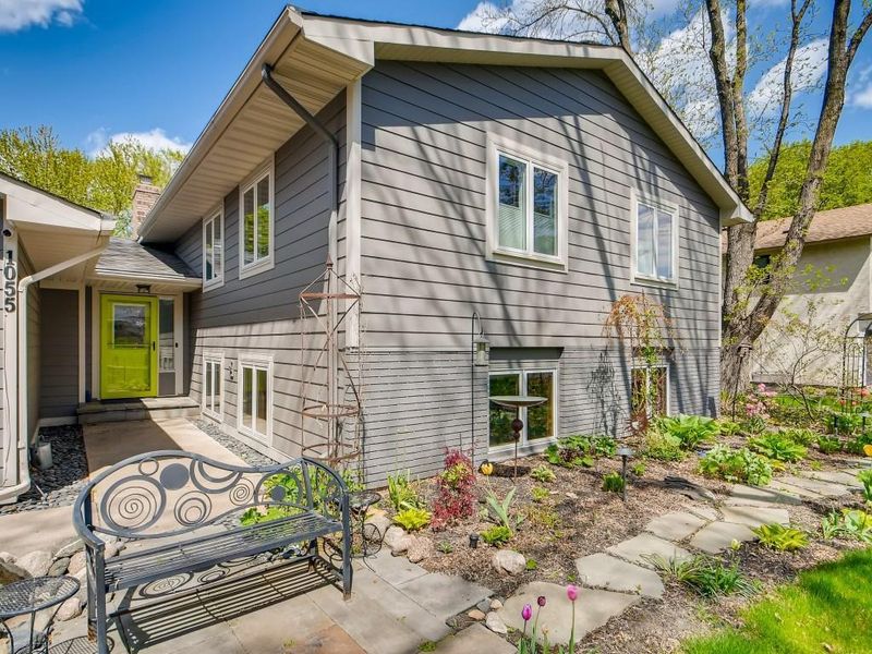 1055 Douglas Rd, Mendota Heights, MN 55118