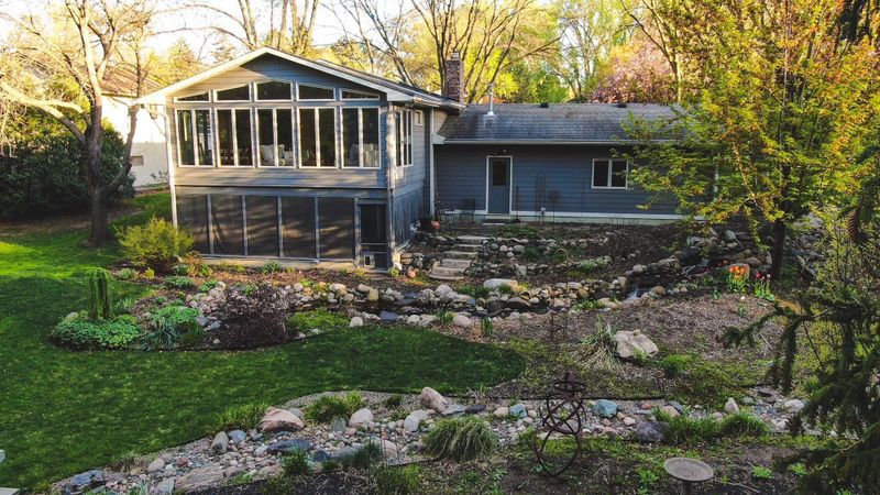 1055 Douglas Rd, Mendota Heights, MN 55118