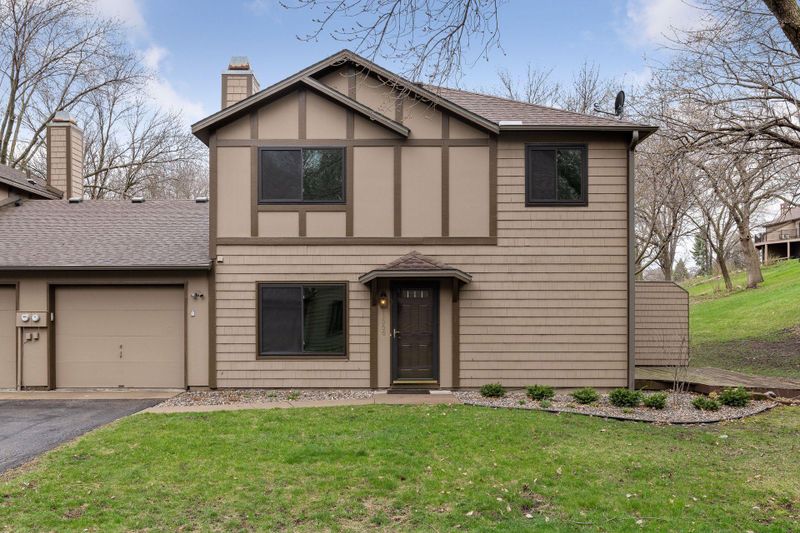 11556 Scotch Pine Ct, Eden Prairie, MN 55344