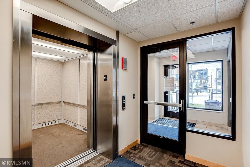 2900 University Ave SE #207, Minneapolis, MN 55414