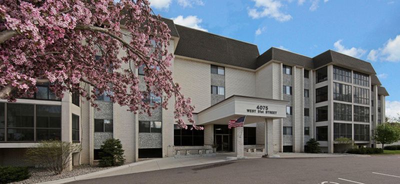 4075 W 51st St #409, Edina, MN 55424