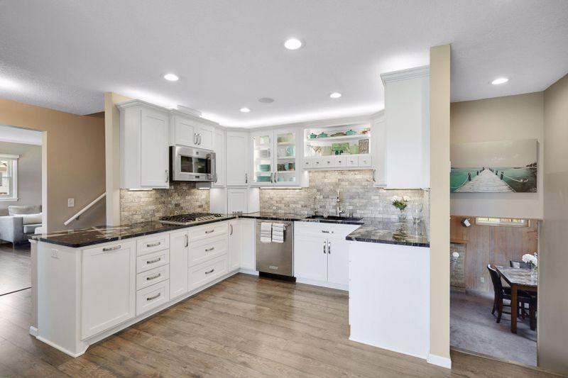 4129 W 62nd St, Edina, MN 55424