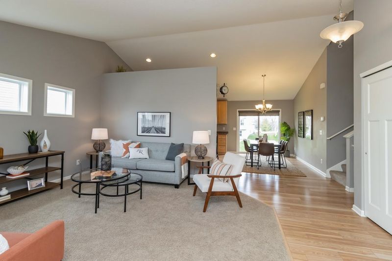 4841 Hamlet Way N, Oakdale, MN 55128