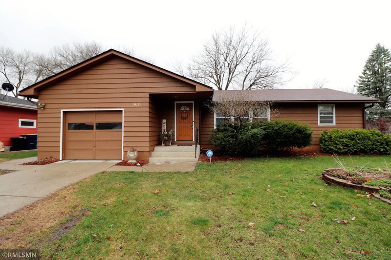 1012 Honeysuckle Ln, Farmington, MN 55024