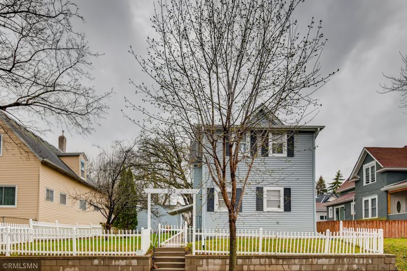 985 Victoria St N, Saint Paul, MN 55103