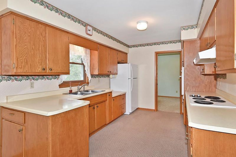 1498 Glynview Trl, Faribault, MN 55021