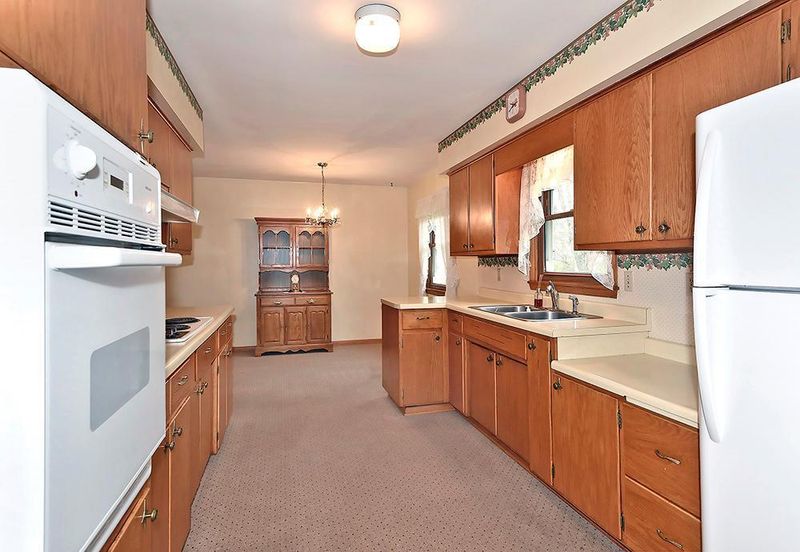 1498 Glynview Trl, Faribault, MN 55021