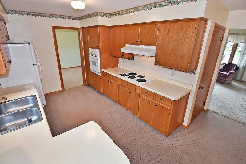 1498 Glynview Trl, Faribault, MN 55021