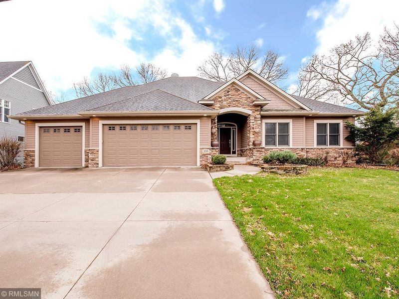 108 Bichner Ln, Mahtomedi, MN 55115