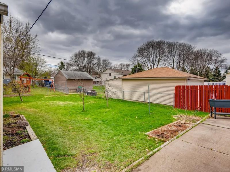 2286 Skillman Ave E, Maplewood, MN 55109