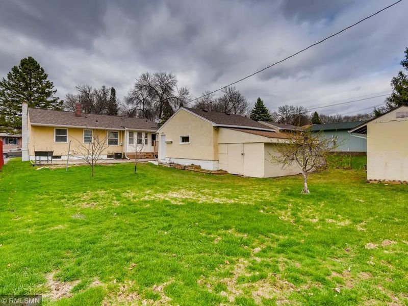 2286 Skillman Ave E, Maplewood, MN 55109