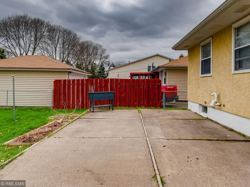 2286 Skillman Ave E, Maplewood, MN 55109