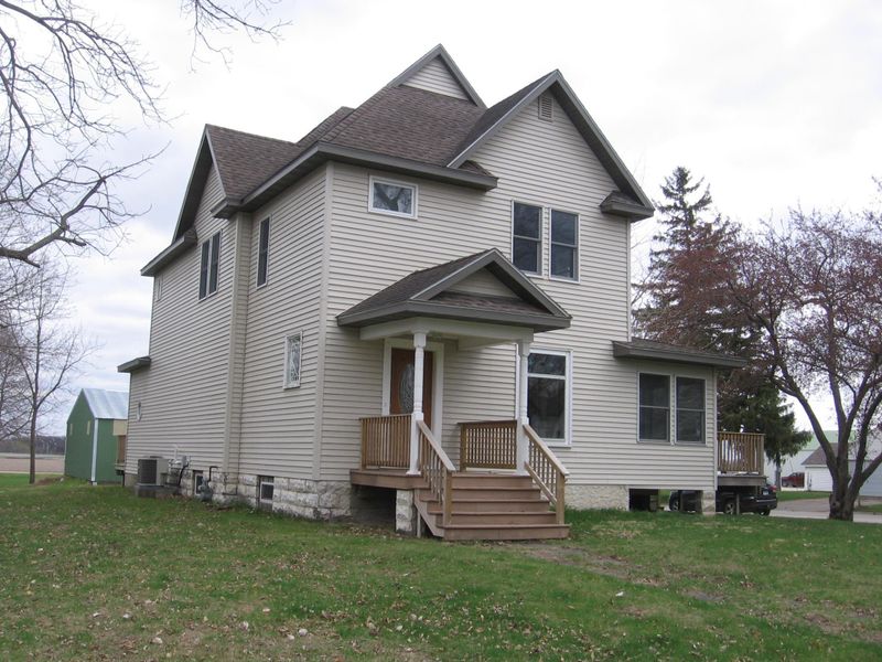 301 4th St, Lyle, MN 55953
