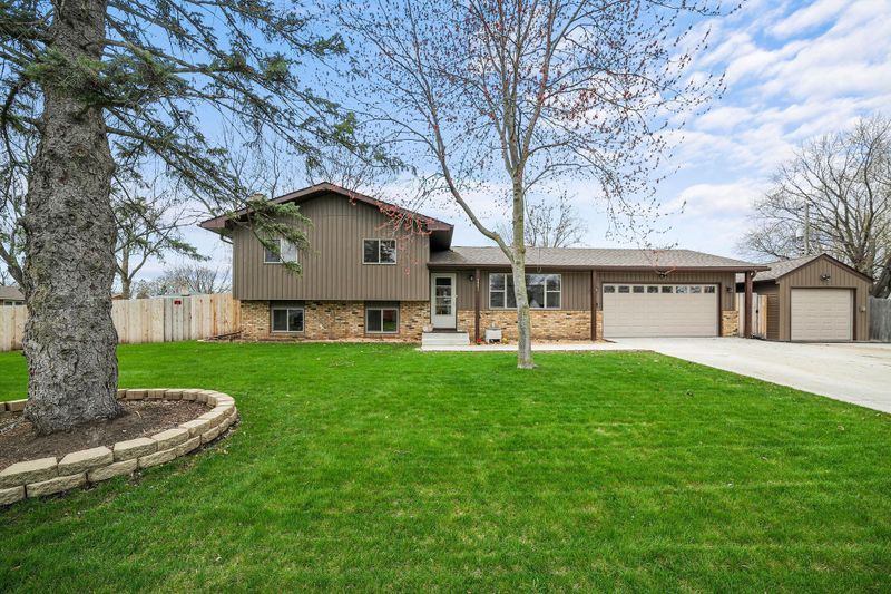 7951 Regent Ave N, Brooklyn Park, MN 55443