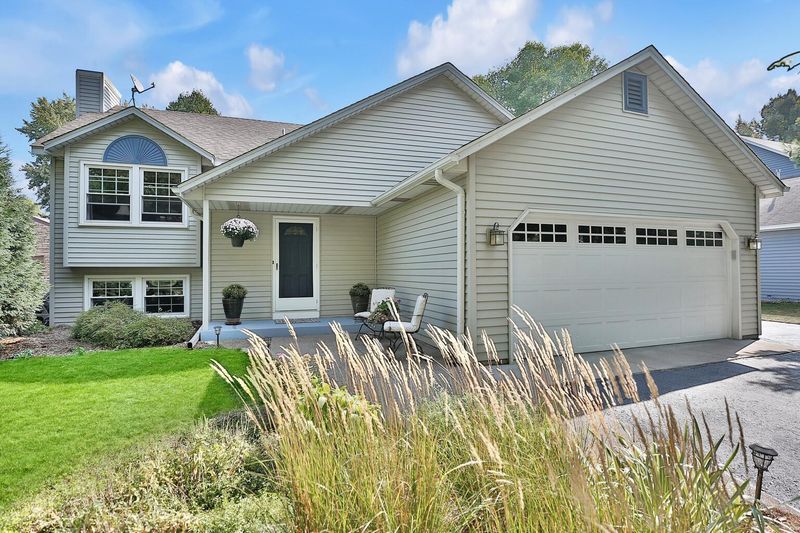 3024 Standridge Pl, Maplewood, MN 55109