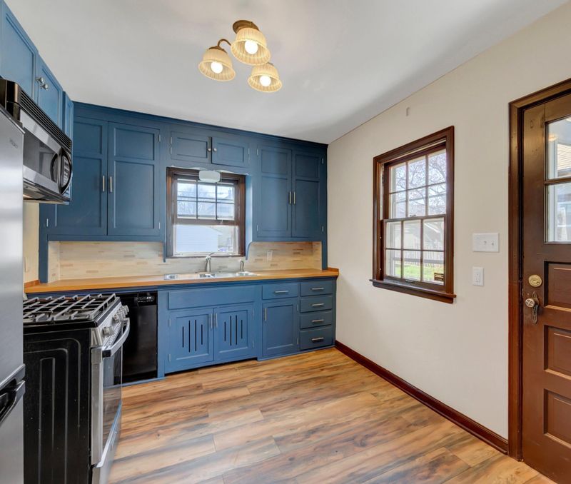986 Thomas Ave, Saint Paul, MN 55104
