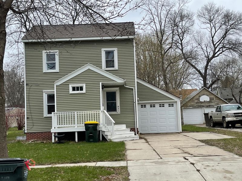 921 6th St SW, Willmar, MN 56201