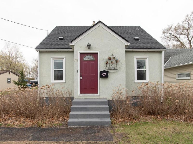 715 10th St NW, New Brighton, MN 55112