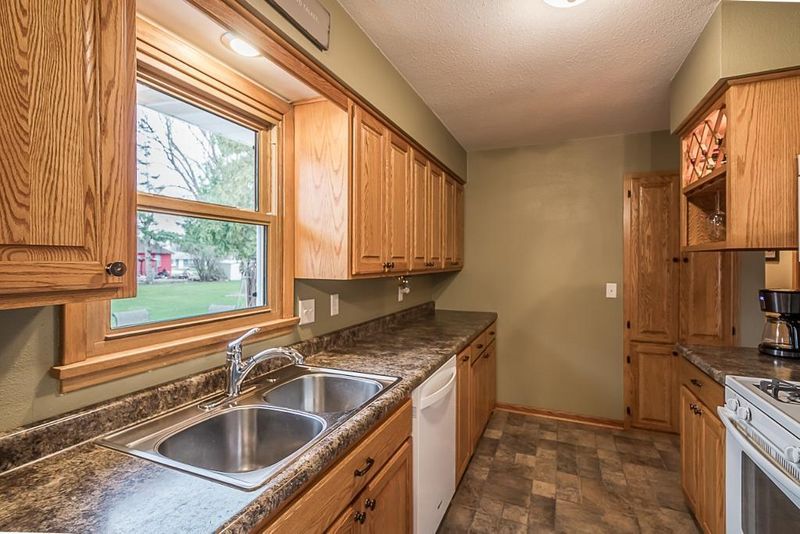 397 N Montgomery Ave, Le Center, MN 56057