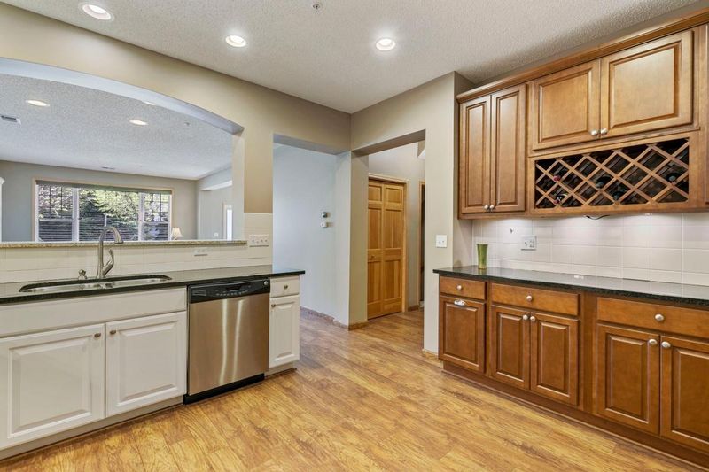 8413 Townsend Dr, Eden Prairie, MN 55344