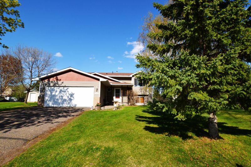 4883 Country Cir, Monticello, MN 55362
