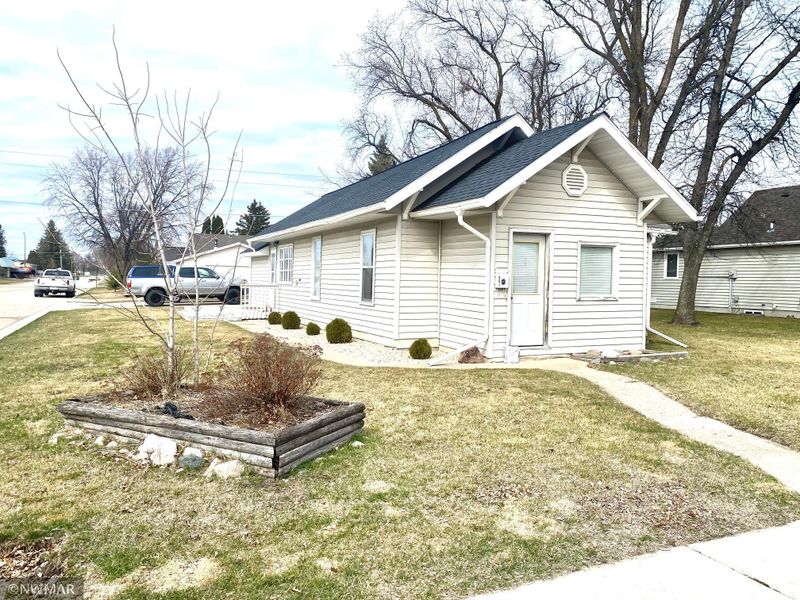801 Center St E, Roseau, MN 56751