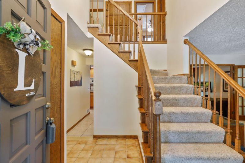 2569 Mailand Rd E, Maplewood, MN 55119