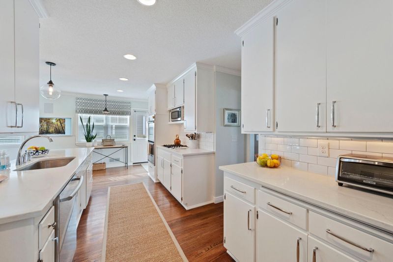 5025 Hankerson Ave, Edina, MN 55436