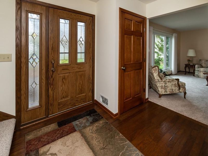 10294 Edinburgh Cir, Eden Prairie, MN 55347