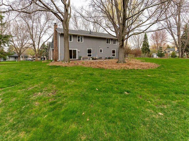10294 Edinburgh Cir, Eden Prairie, MN 55347