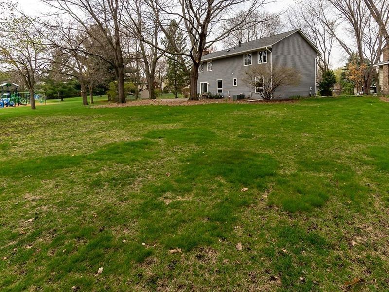 10294 Edinburgh Cir, Eden Prairie, MN 55347