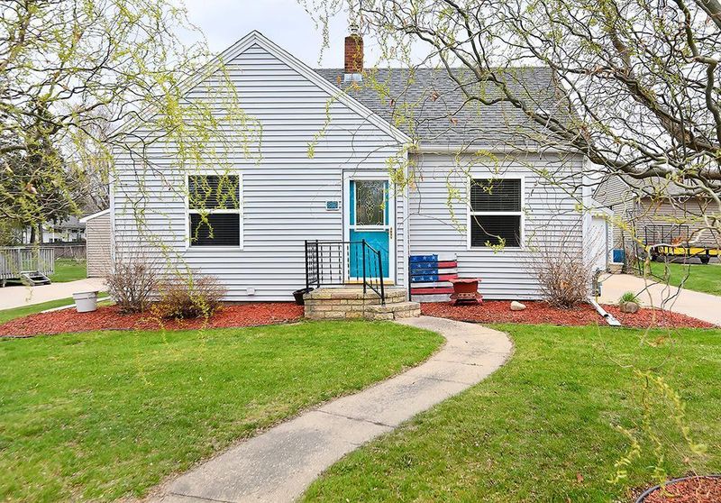813 8th Ave SW, Faribault, MN 55021