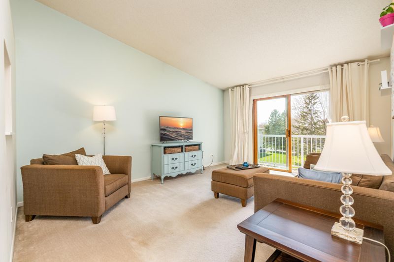 990 Pond View Ct, Vadnais Heights, MN 55127