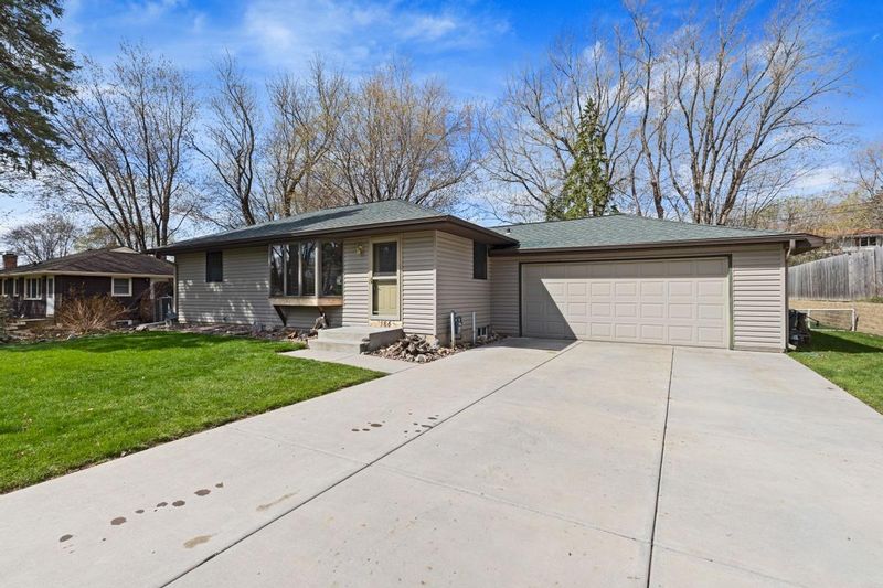 164 Gresham Ave N, Oakdale, MN 55128