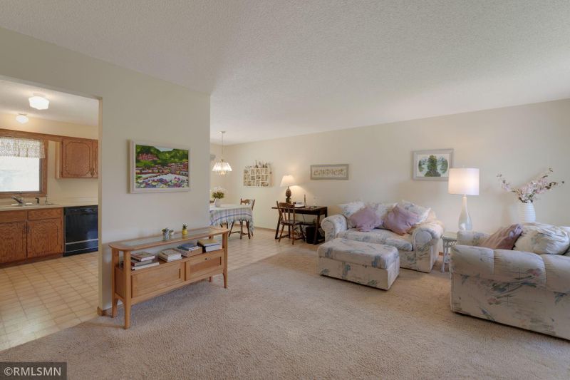 2121 Heritage Dr, Shakopee, MN 55379